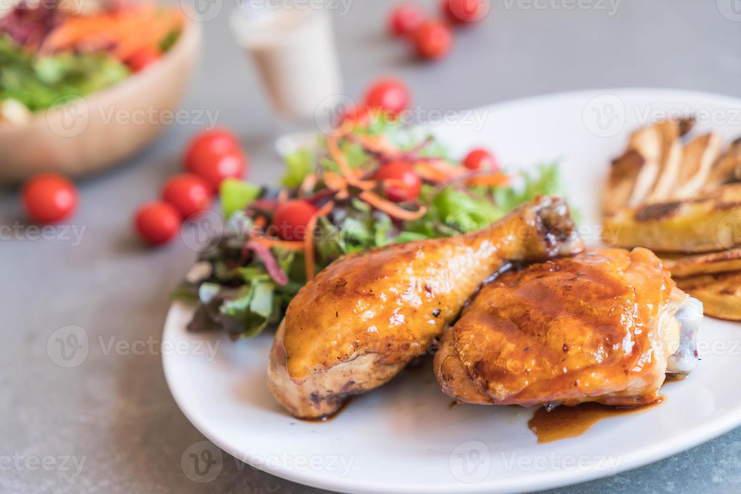 bistecca di pollo alla griglia con salsa teriyaki sul tavolo da pranzo foto