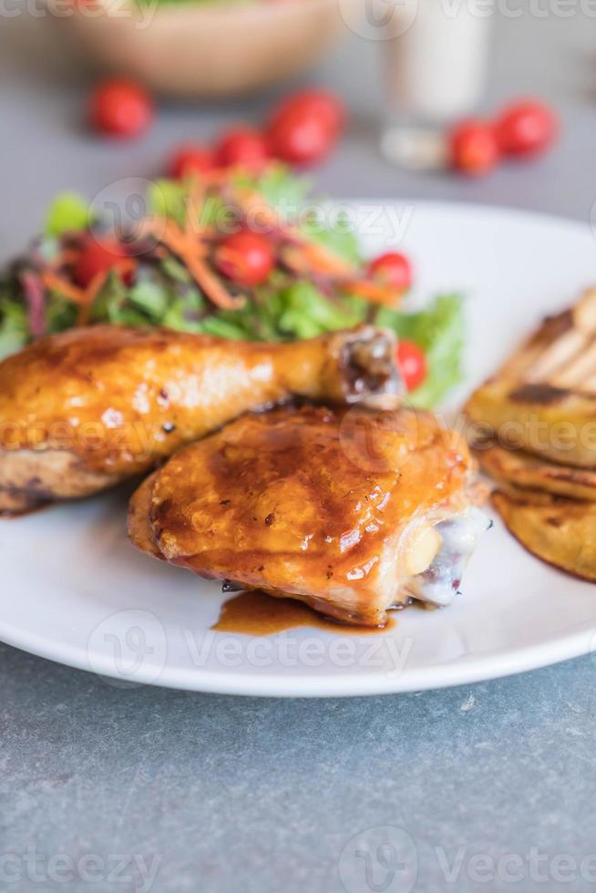 bistecca di pollo alla griglia con salsa teriyaki sul tavolo da pranzo foto