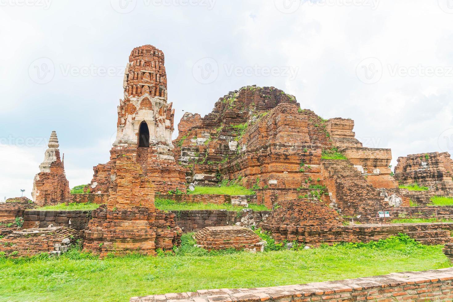 bella architettura antica storica di ayutthaya in thailandia - migliora lo stile di elaborazione del colore foto