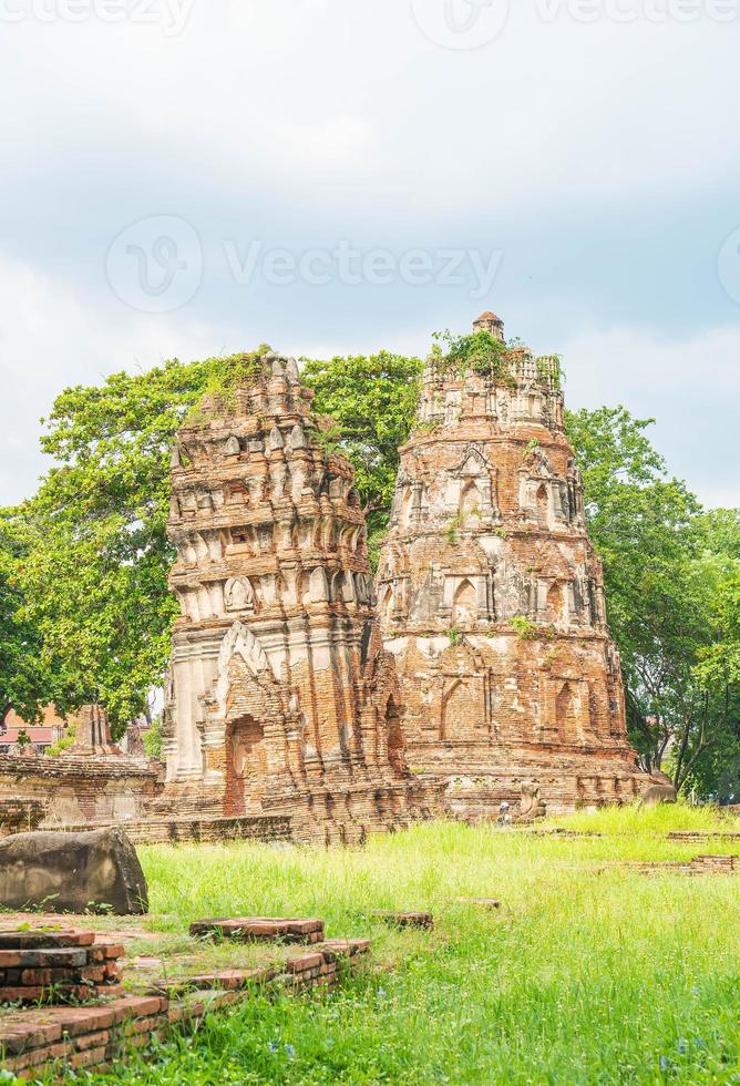 bella architettura antica storica di ayutthaya in thailandia - migliora lo stile di elaborazione del colore foto