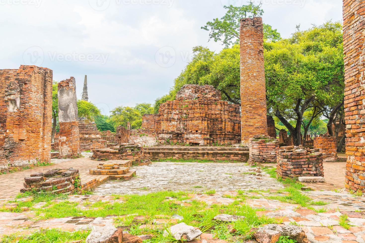 bella architettura antica storica di ayutthaya in thailandia - migliora lo stile di elaborazione del colore foto