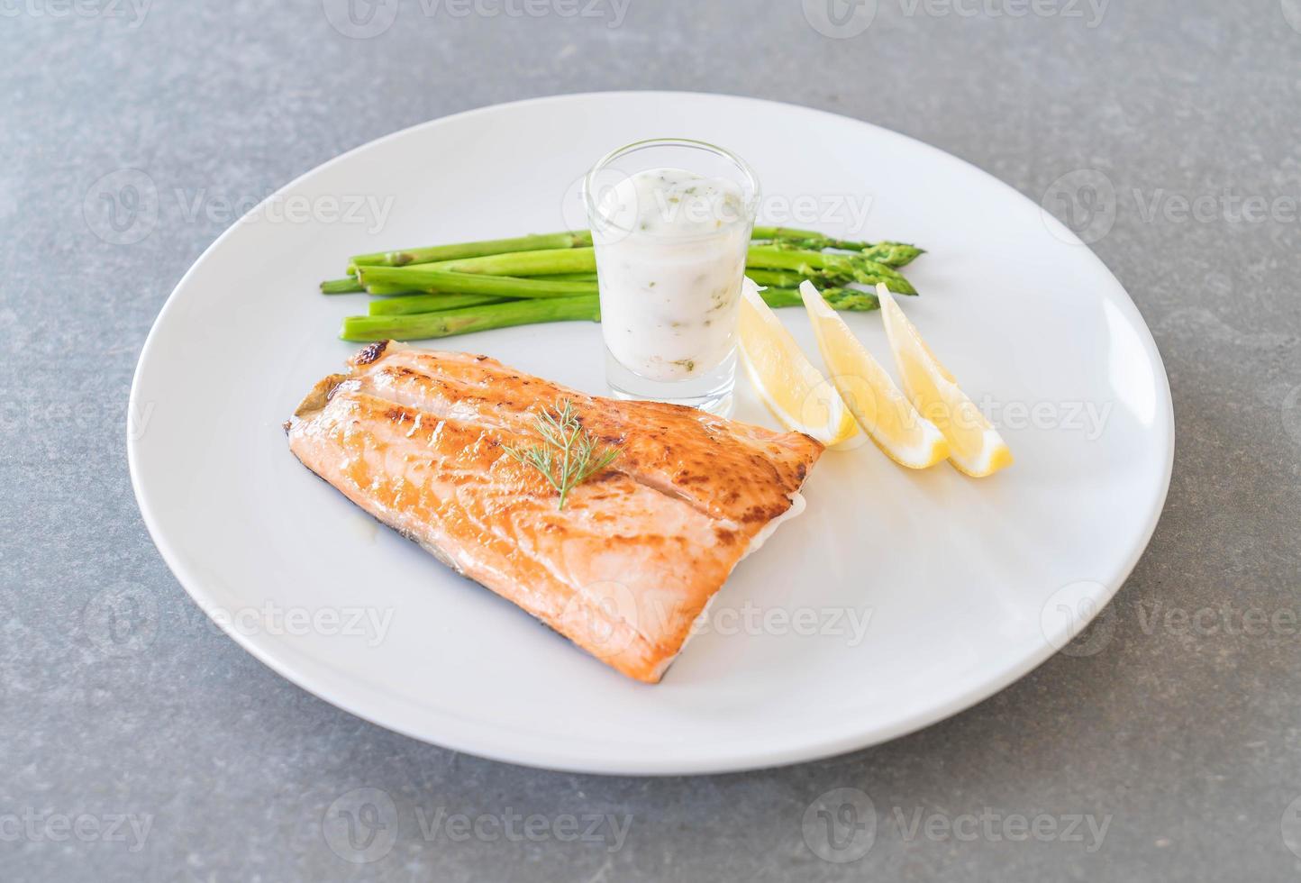 trancio di salmone alla griglia sul tavolo foto