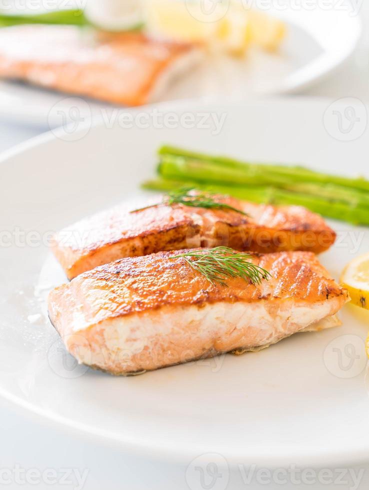 trancio di salmone alla griglia sul tavolo foto