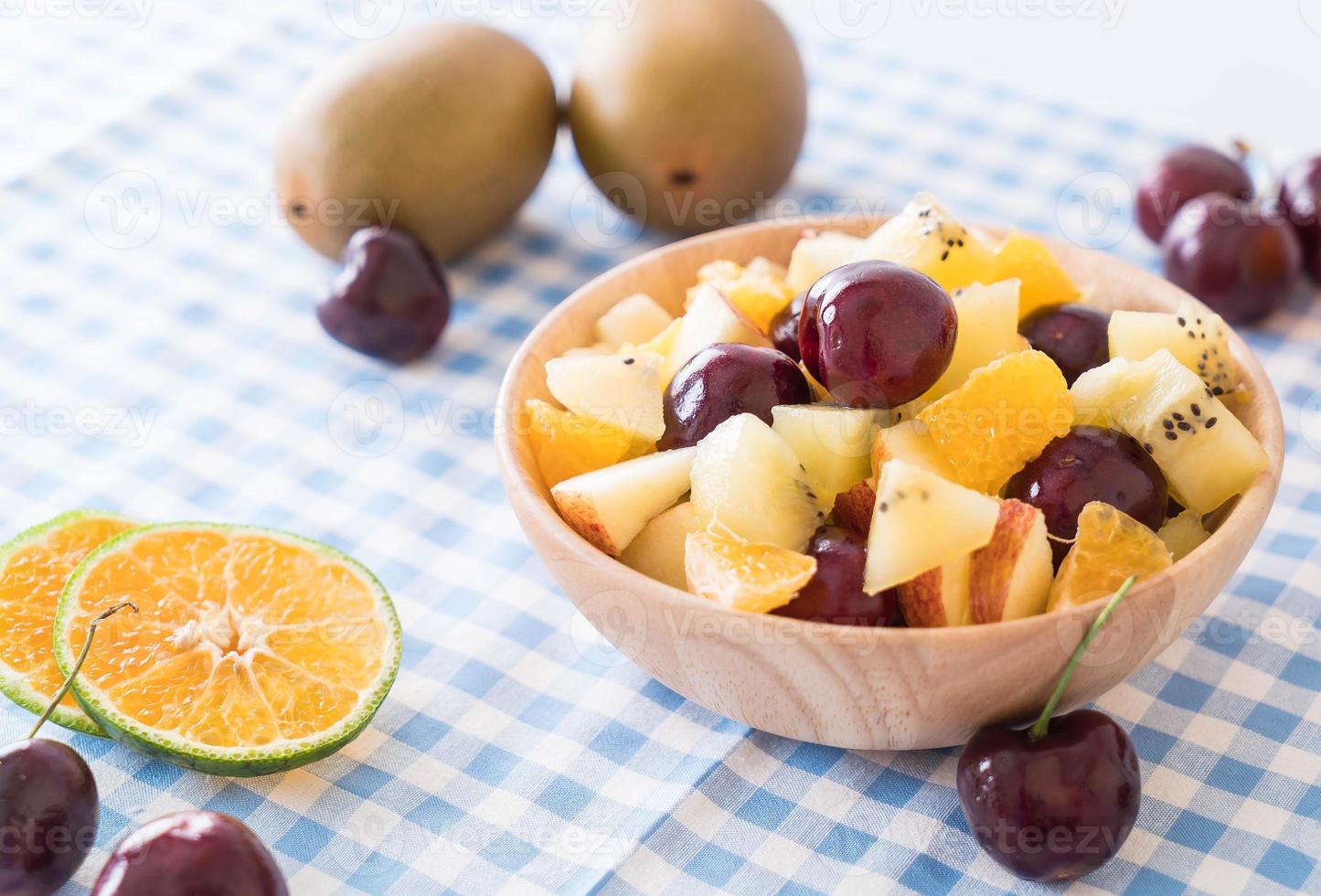 frutta mista affettata in ciotola di legno foto