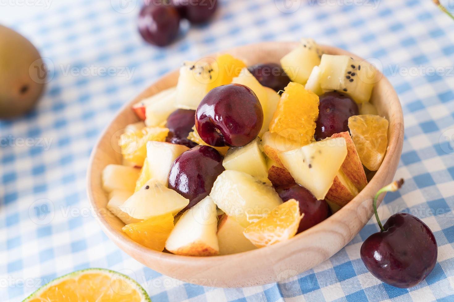 frutta mista affettata in ciotola di legno foto