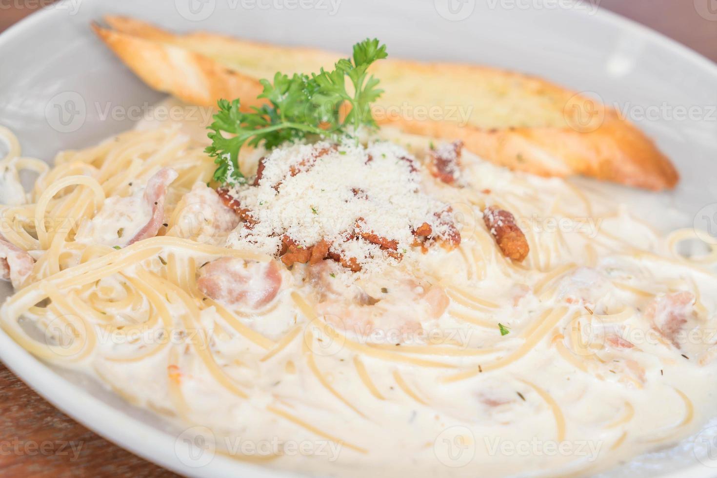 spaghetti alla carbonara alla piastra - cibo italiano foto