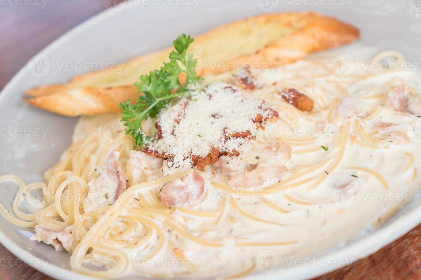 spaghetti alla carbonara alla piastra - cibo italiano foto