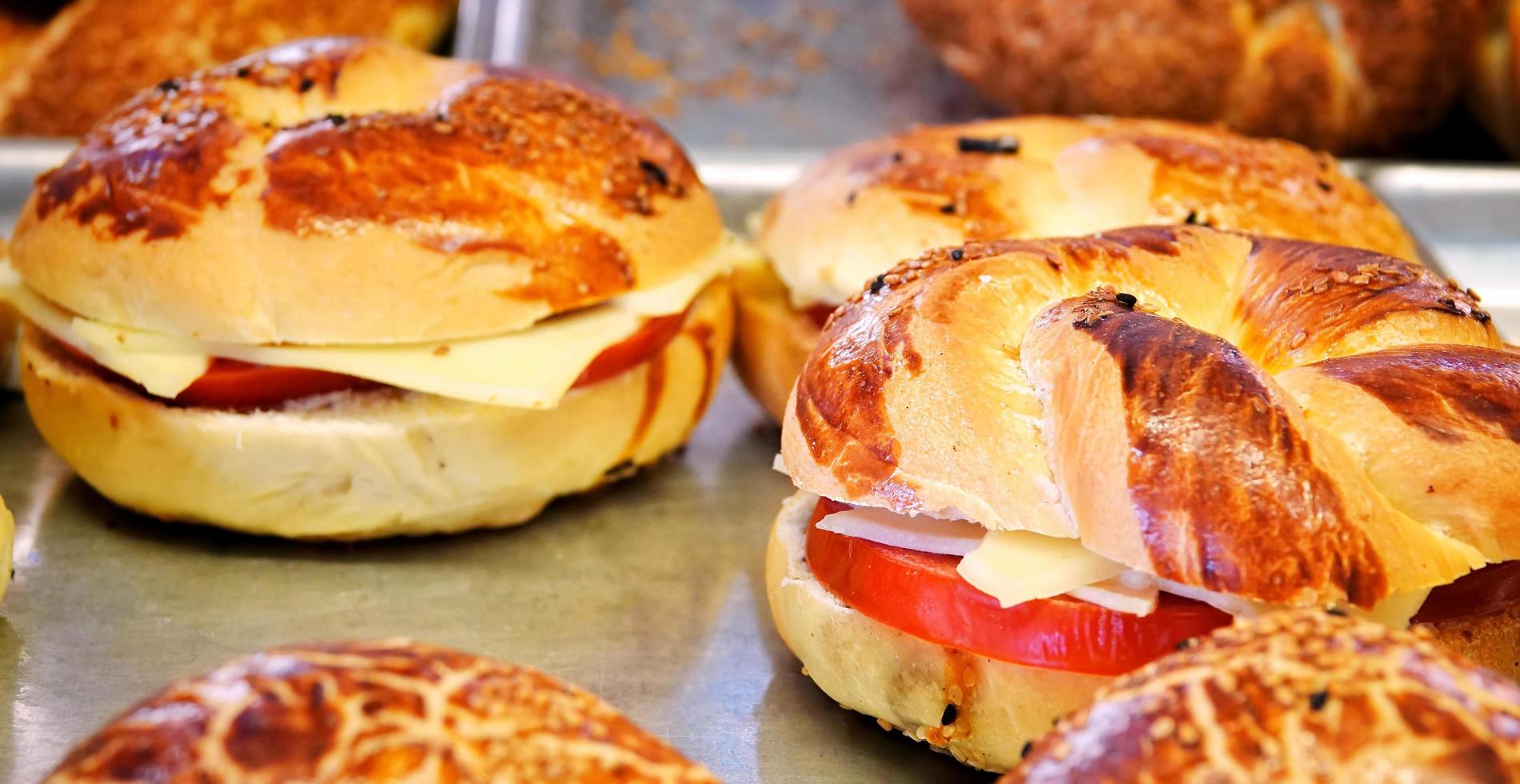 deliziosa pasticceria salata per la colazione foto