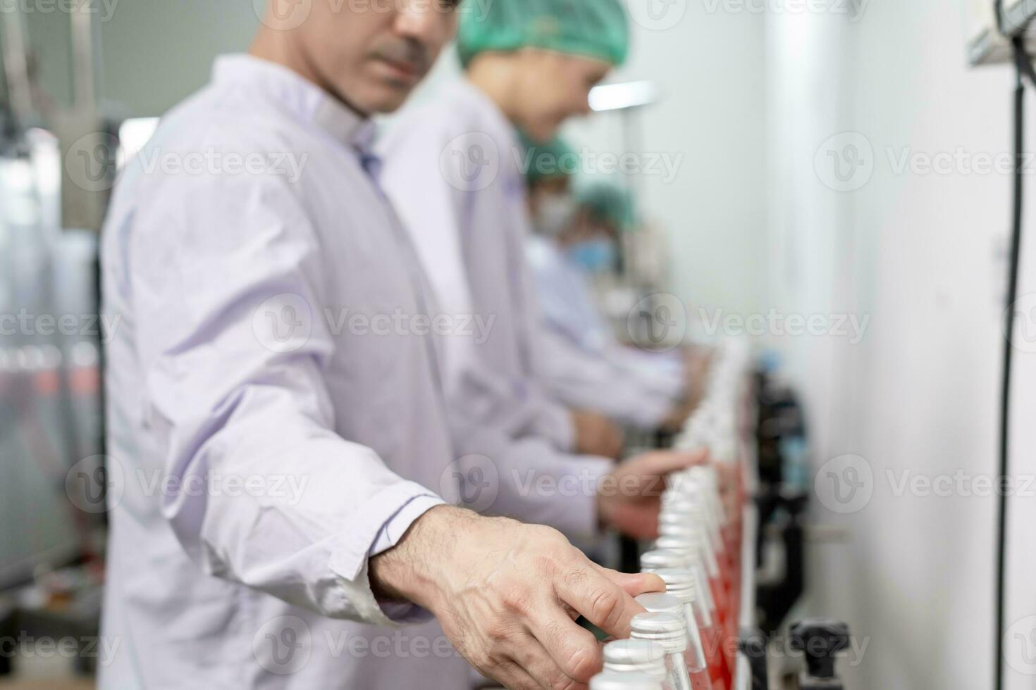 qualità supervisore cibo o bevande tecnico ispezione di qualità controllo cibo o bevande prima Spedire Prodotto per il cliente. produzione capo ricontrollare ingrediente e produttività. foto