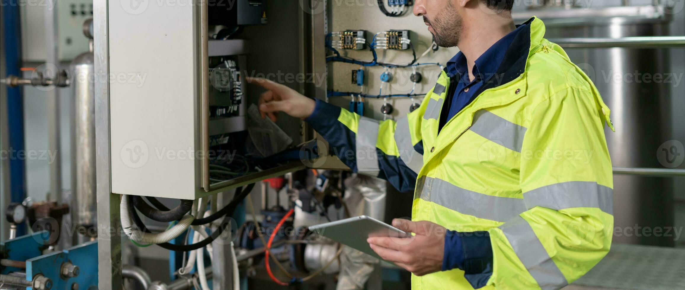 ingegneri o fabbrica manager indossare sicurezza casco ispezionare il macchine nel il produzione linea. il ispettore ha aperto il macchina per test il sistema per incontrare il standard. macchina Manutenzione foto