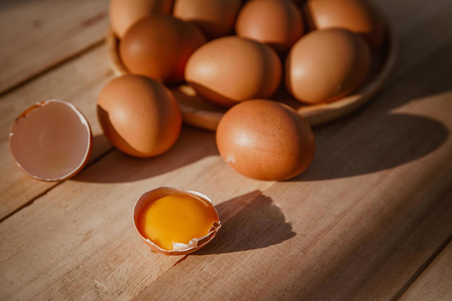 le uova giacciono su vassoi di legno e hanno uova rotte. foto