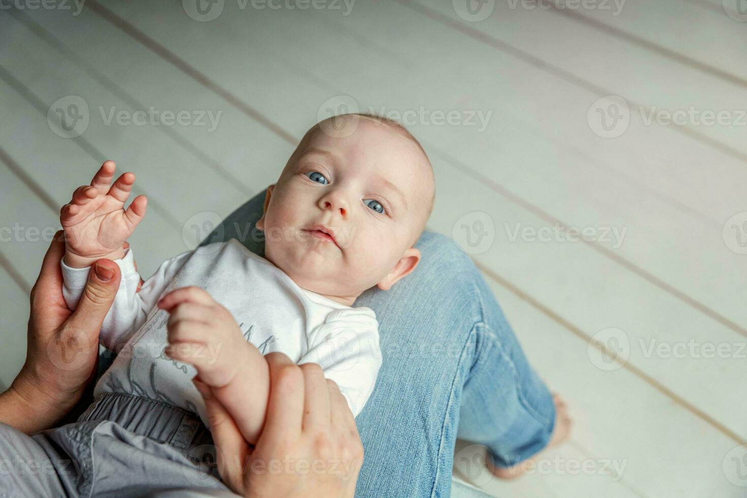 neonato bambino bugie su madre giro foto
