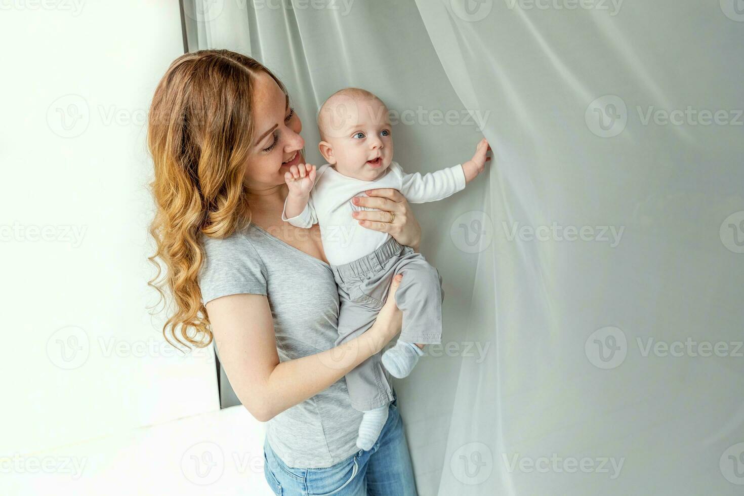 giovane madre Tenere sua neonato bambino foto