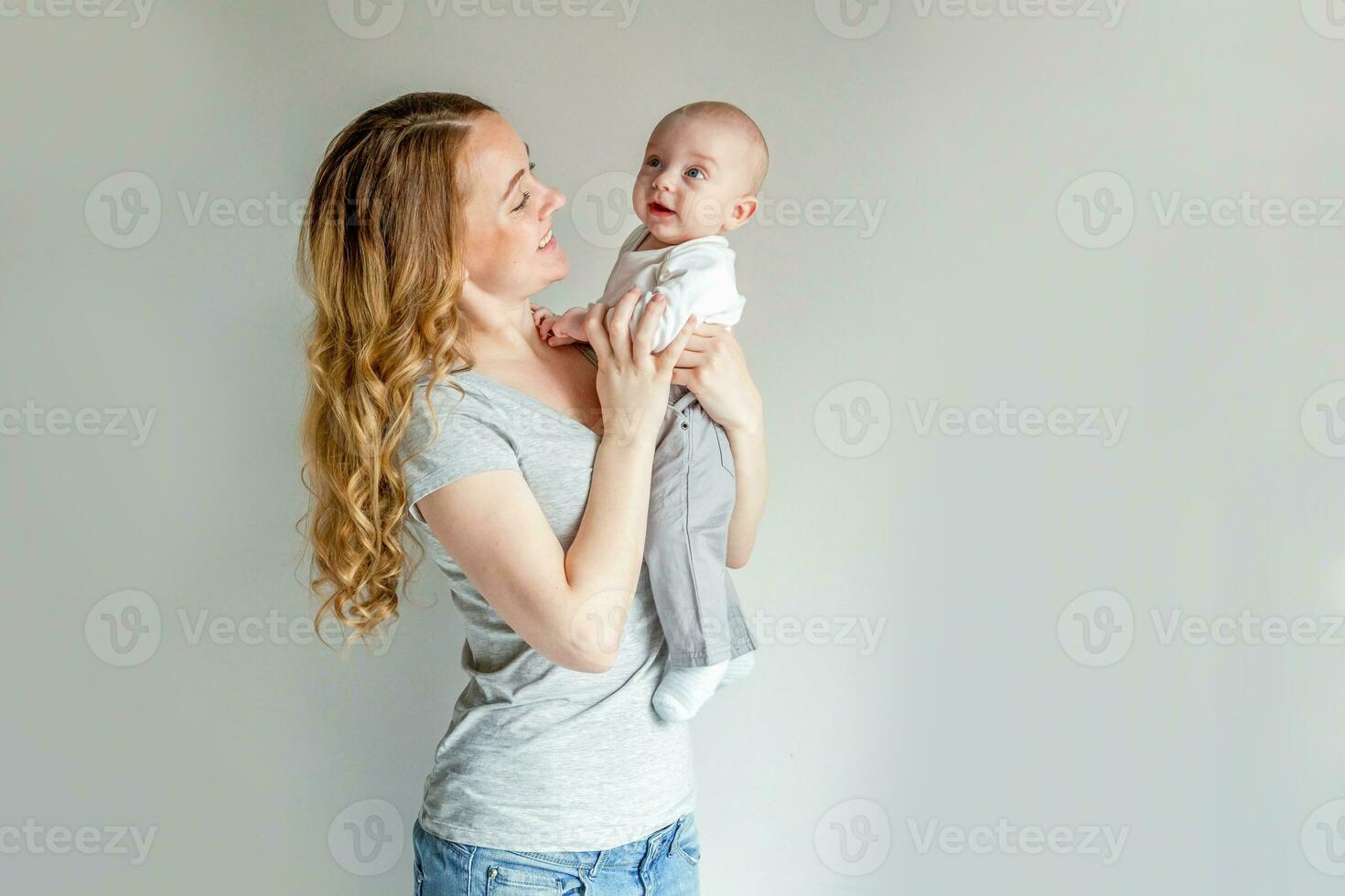 giovane madre Tenere sua neonato bambino foto