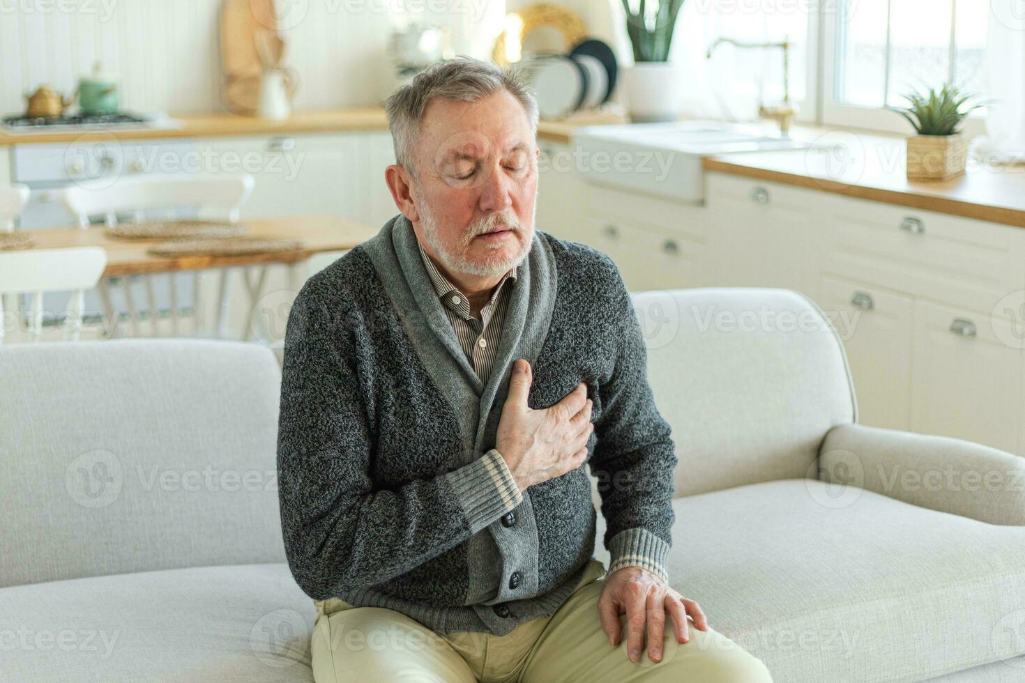 dolore su cuore, cuore attacco. infelice mezzo anziano anziano uomo sofferenza a partire dal il petto dolore cuore attacco i problemi con Salute a casa. maturo vecchio anziano nonno toccante il petto sperimentare infarto. foto