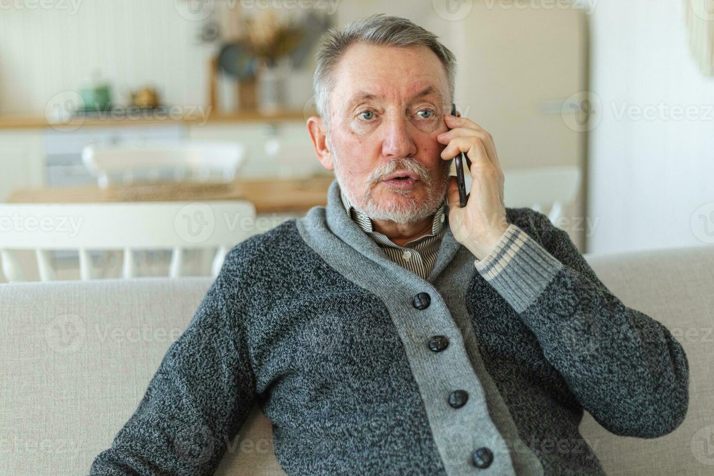 contento mezzo anziano anziano uomo parlando su smartphone con famiglia gli amici. più vecchio maturo nonno con cellula Telefono parlando con cresciuto su figli, riposo a casa. più vecchio generazione moderno Tech utilizzo. foto