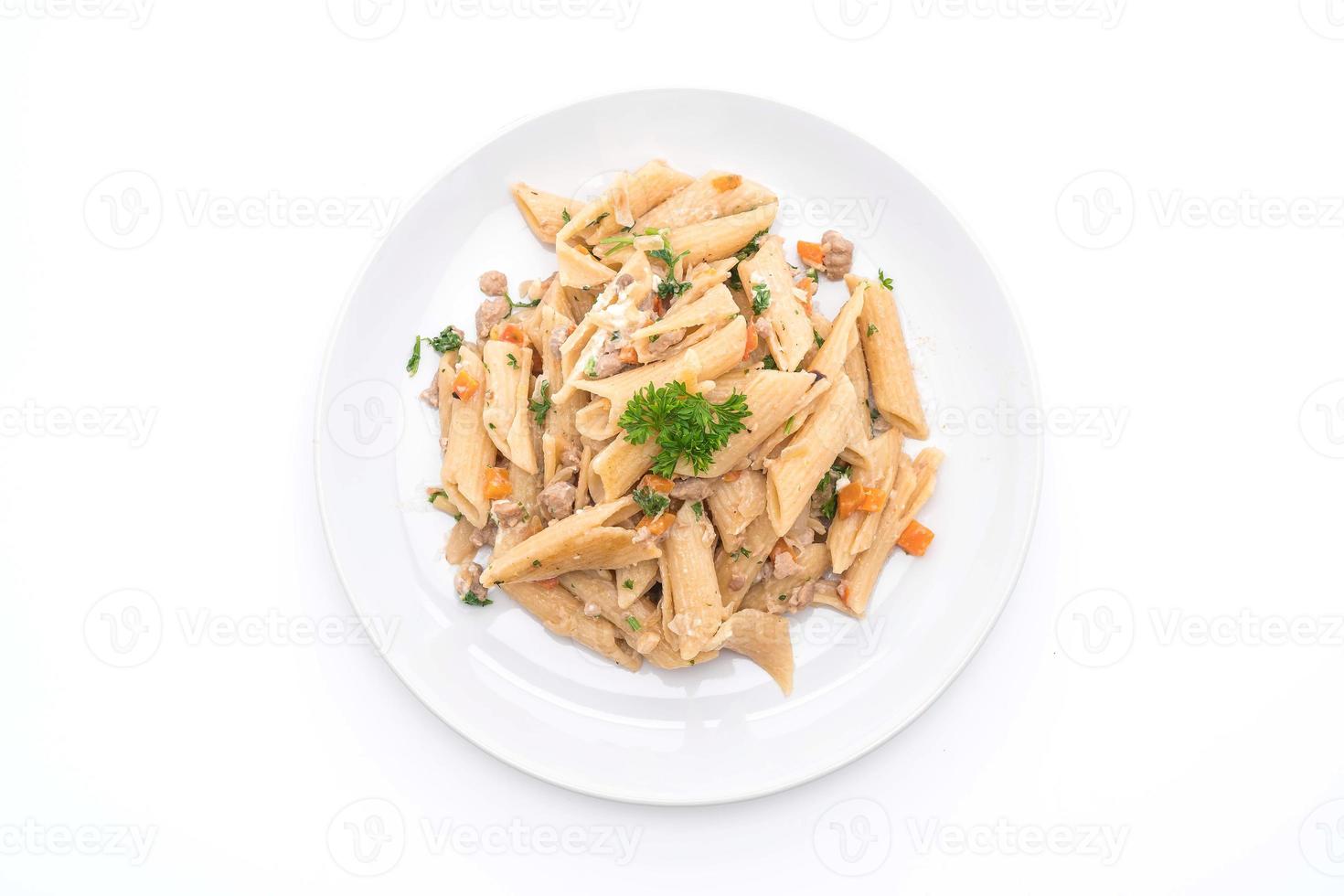 penne pasta di formaggio cremoso su sfondo bianco foto