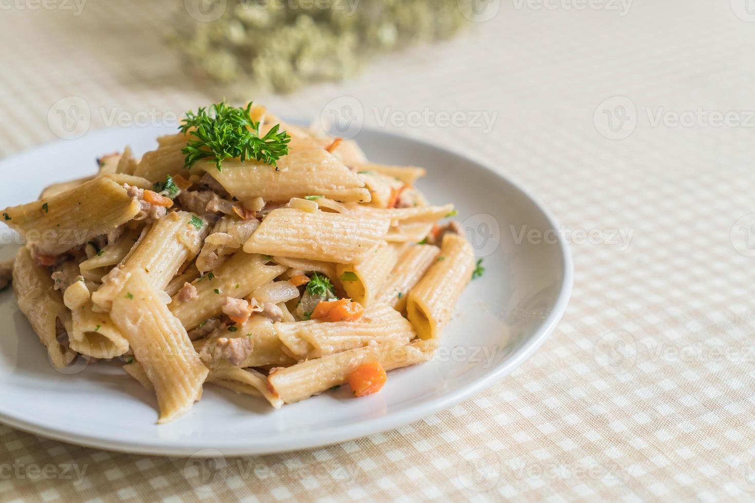 penne pasta di formaggio cremoso sul tavolo foto