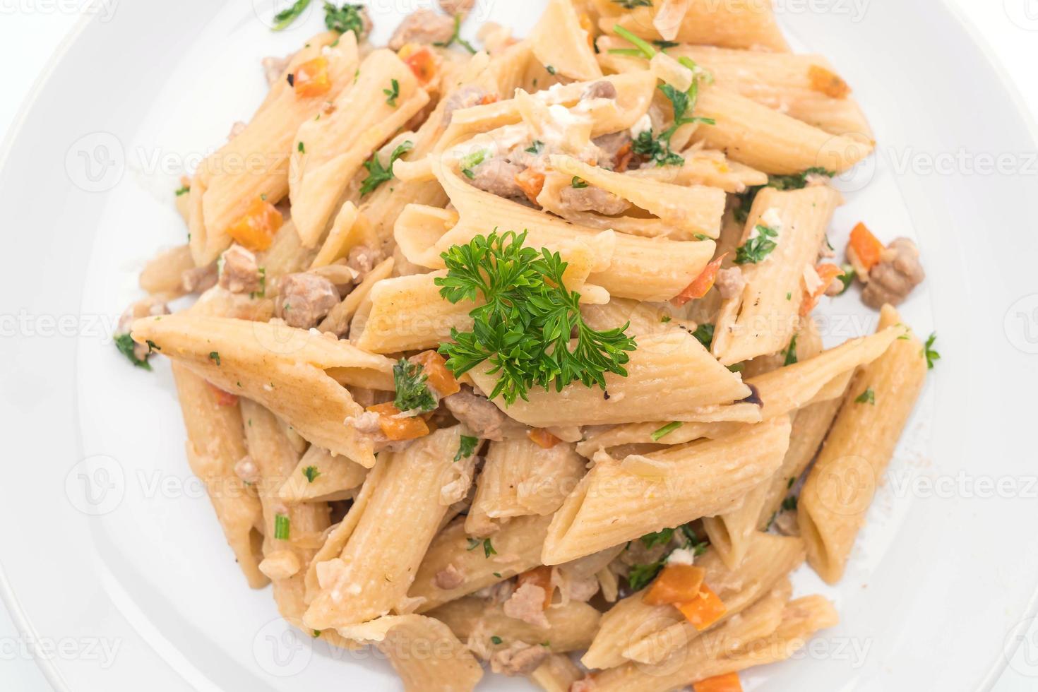 penne pasta di formaggio cremoso sul tavolo foto