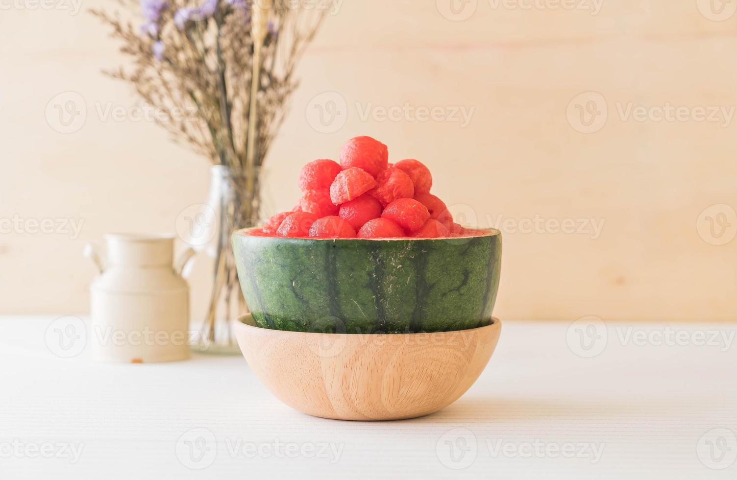 anguria fresca in tavola foto