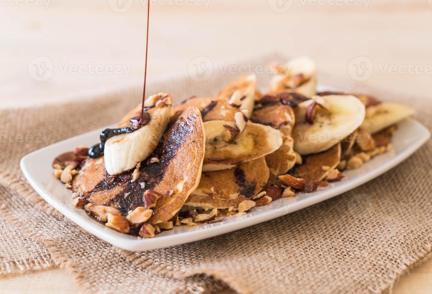 pancake alle mandorle e banana con sciroppo di cioccolato foto