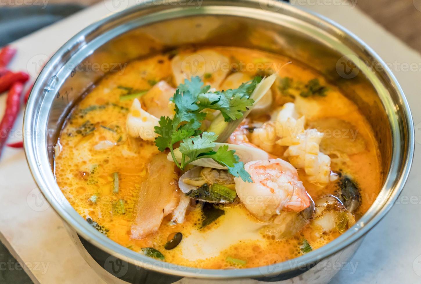 zuppa di frutti di mare acida o frutti di mare tom yum foto