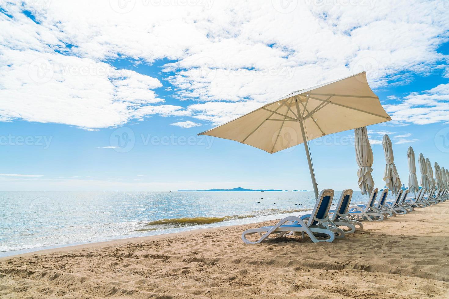 all'aperto con ombrellone e sdraio sulla bellissima spiaggia tropicale e mare foto