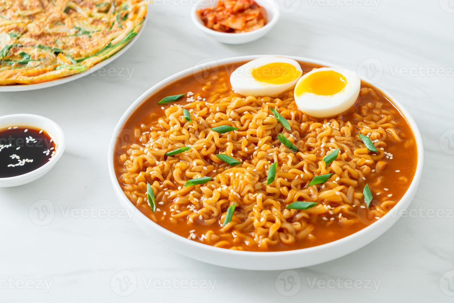 spaghetti istantanei coreani con uovo foto