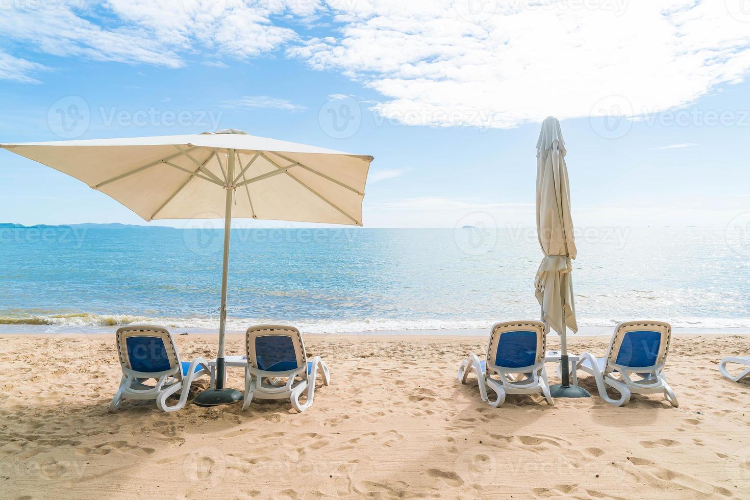 all'aperto con ombrellone e sdraio sulla bellissima spiaggia tropicale e mare foto