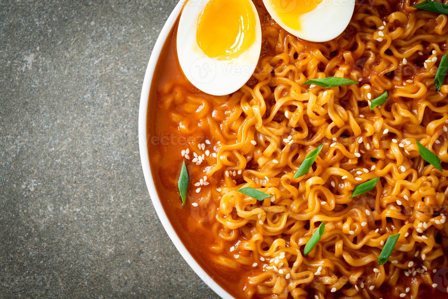 spaghetti istantanei coreani con uovo foto