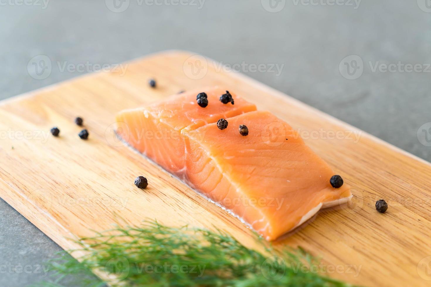 filetto di salmone fresco a bordo foto