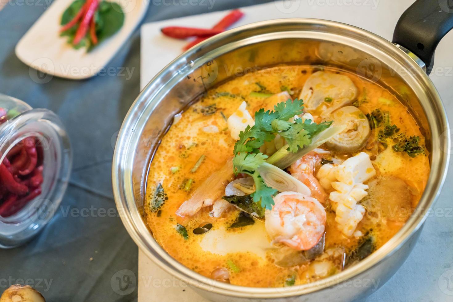 zuppa di frutti di mare acida o frutti di mare tom yum foto