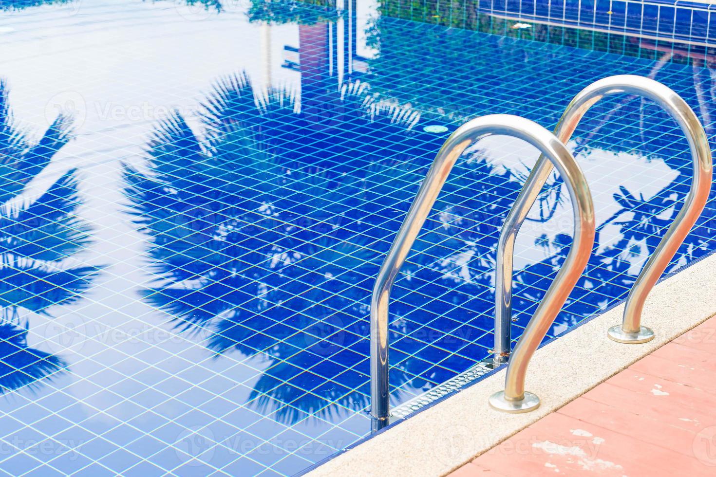 piscina con scale nel bellissimo resort con piscina dell'hotel di lusso foto