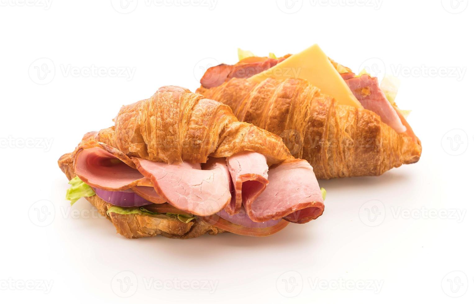 croissant panino prosciutto su sfondo bianco foto