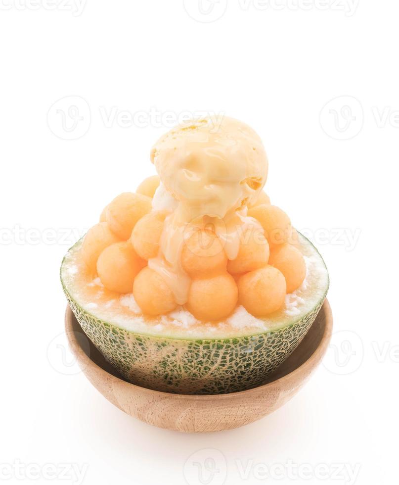 Ice melon bingsu, famoso gelato coreano su sfondo bianco foto
