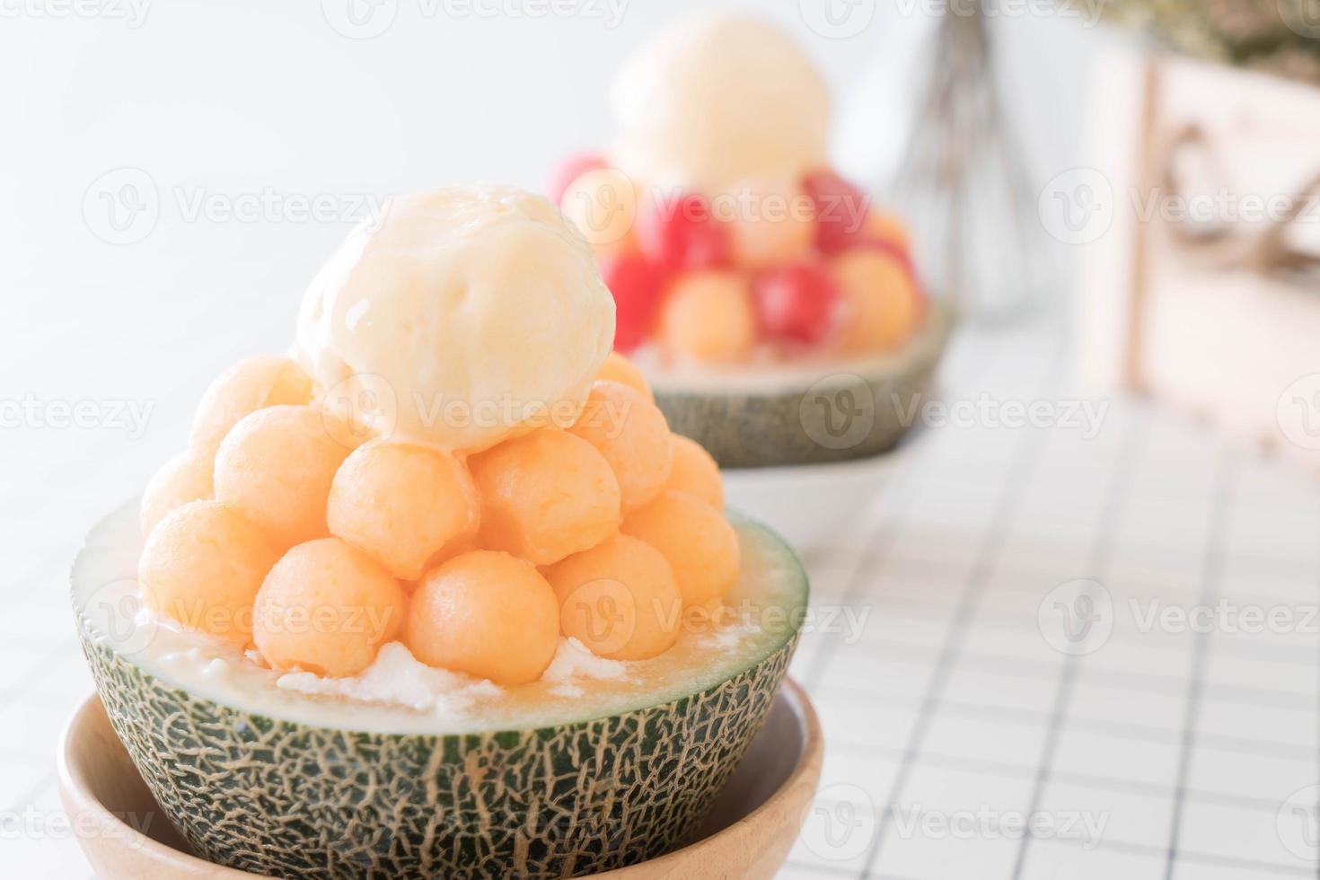 ice melon bingsu, famoso gelato coreano sul tavolo foto