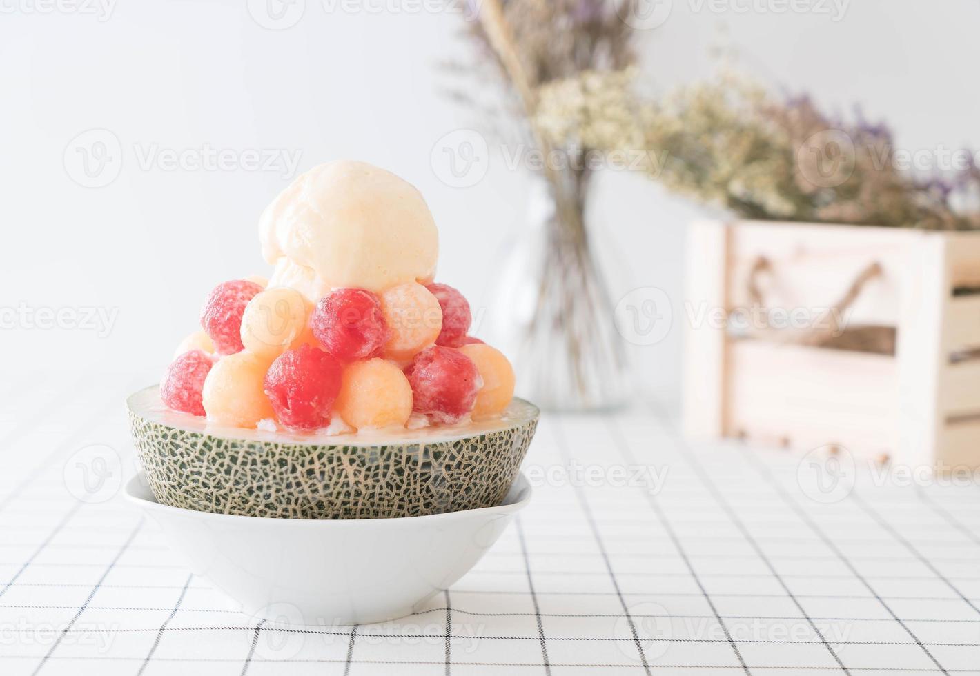 ice melon bingsu, famoso gelato coreano sul tavolo foto