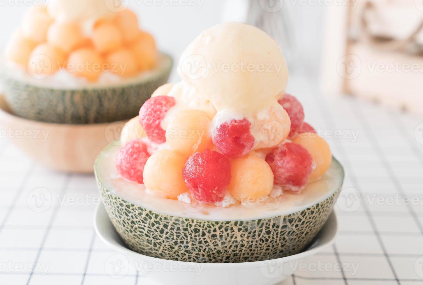 ice melon bingsu, famoso gelato coreano sul tavolo foto