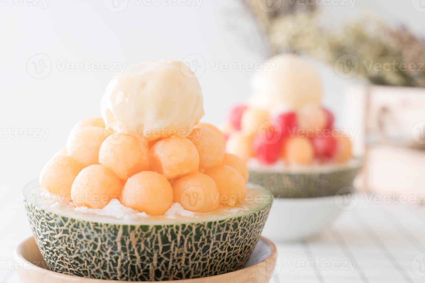 ice melon bingsu, famoso gelato coreano sul tavolo foto