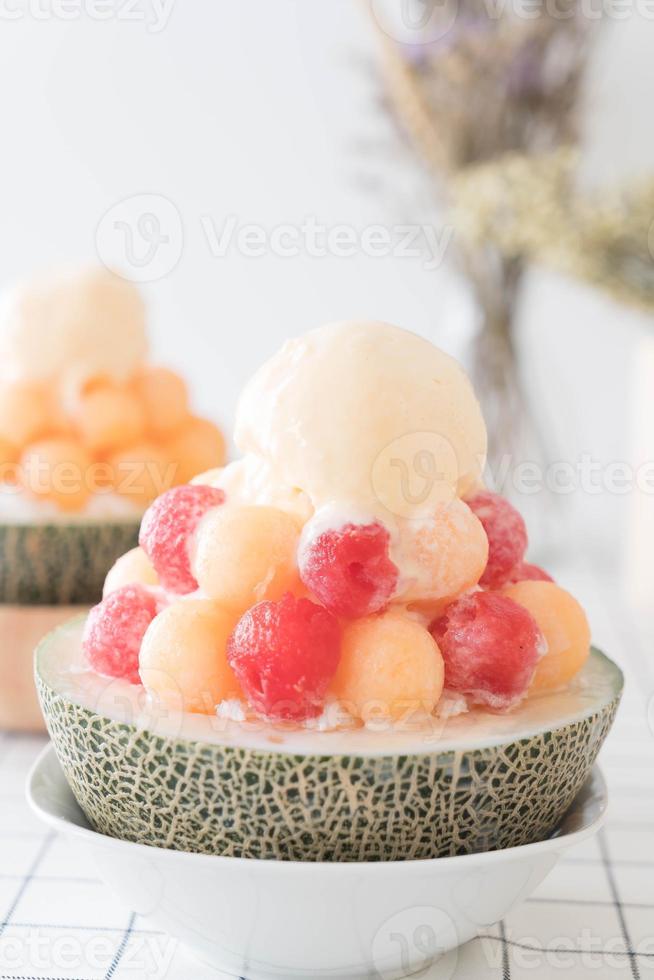 ice melon bingsu, famoso gelato coreano sul tavolo foto