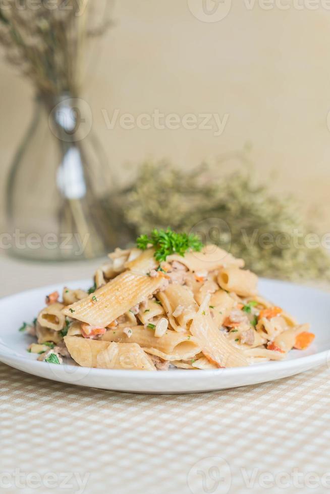 penne pasta di formaggio cremoso sul tavolo foto