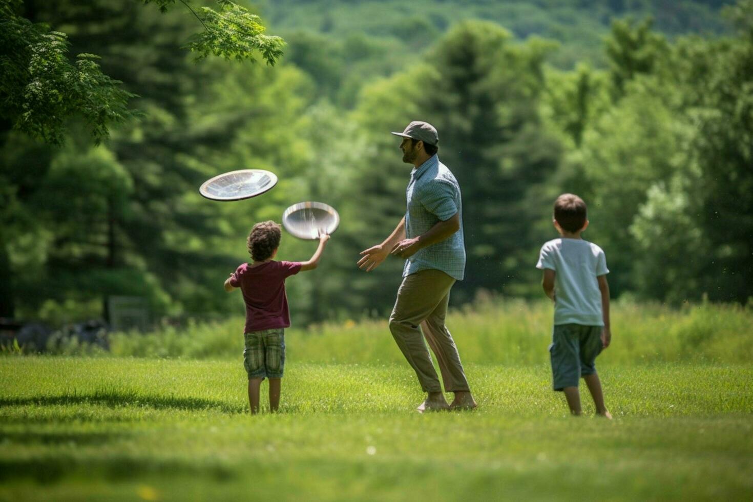 un' famiglia gioco di frisbee su padri giorno foto