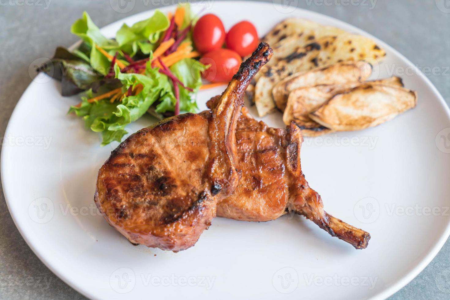 bistecca di braciola di maiale sul tavolo foto