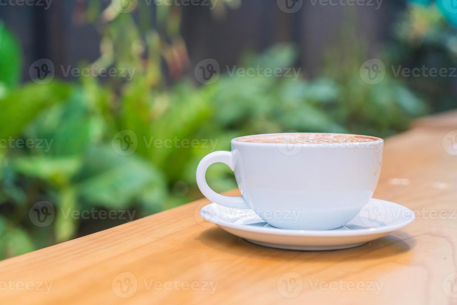 macchiato al caramello caldo nella caffetteria foto