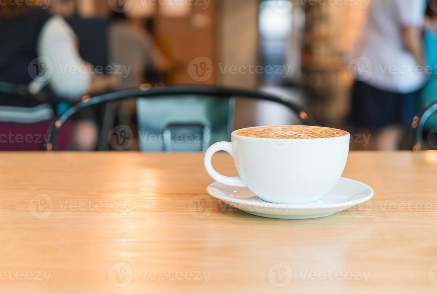 macchiato al caramello caldo nella caffetteria foto