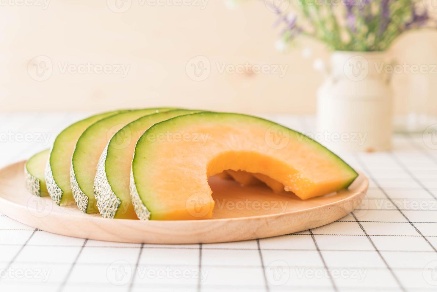 melone cantalupo fresco per dessert sul tavolo foto