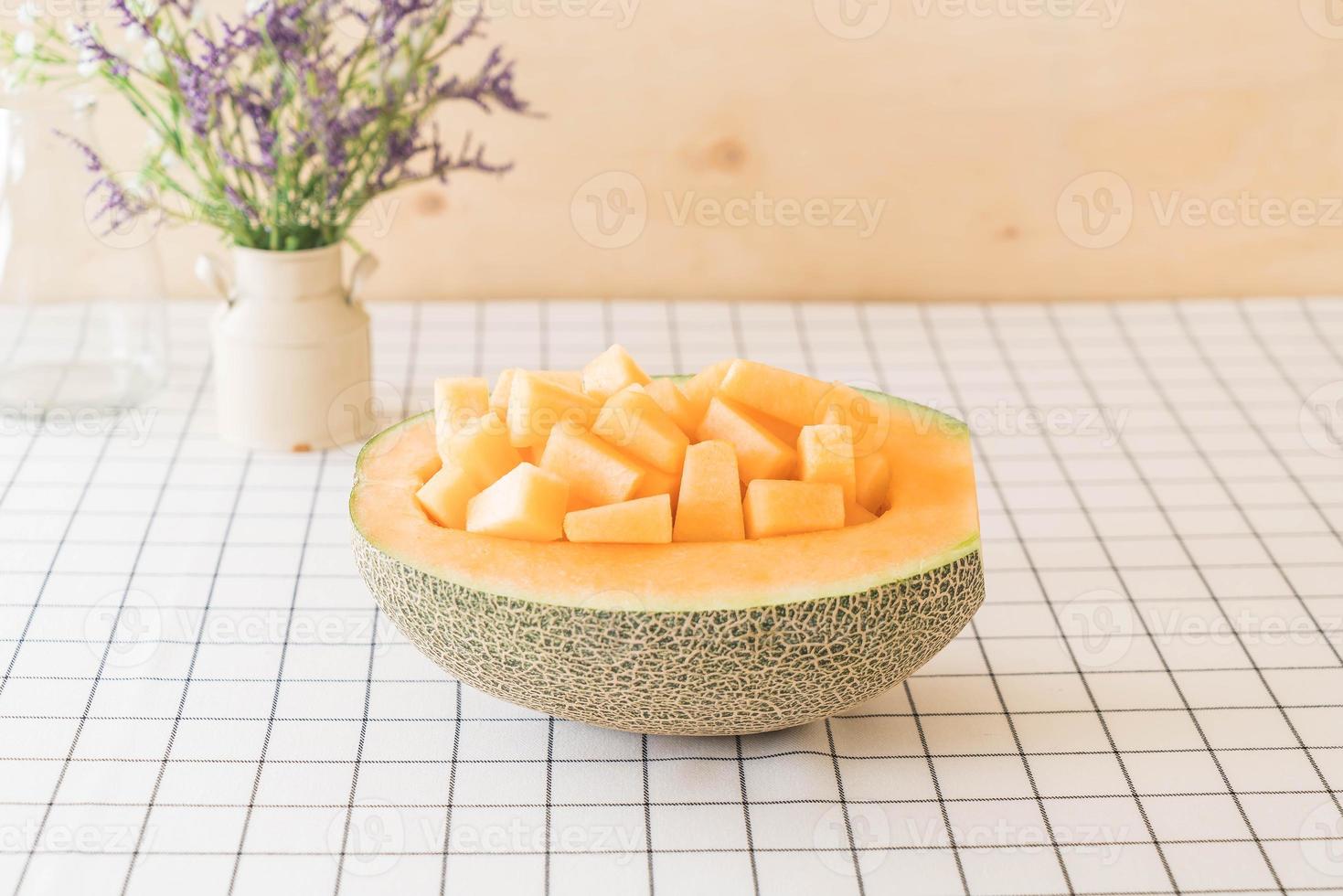 melone cantalupo fresco per dessert sul tavolo foto