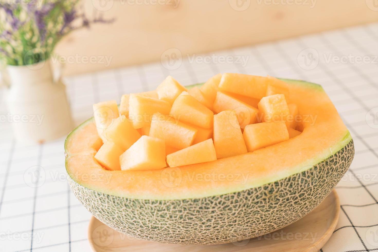 melone cantalupo fresco per dessert sul tavolo foto