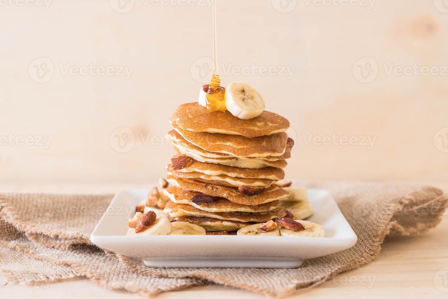 pancake alle mandorle e banana con miele foto