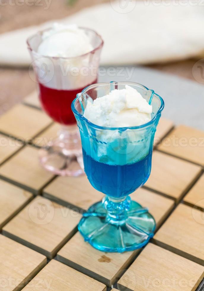 bicchiere di gelato al cocco con gelatina foto